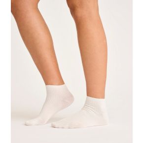 Hvide bambus footies med rib, str. 37-41 - Nurture - Tøj der giver ro